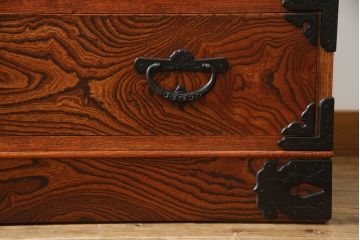 中古　美品　岩谷堂箪笥(菊幸)　欅(ケヤキ)材　漆塗り　存在感のある金具と迫力のある杢目が目を惹く整理箪笥(チェスト、衣装タンス、引き出し、着物箪笥、和たんす)(R-064906)