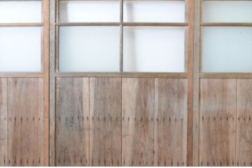 アンティーク建具　経年を感じさせる木味が魅力のガラス戸3枚セット(引き戸)(R-064922)