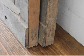アンティーク建具　時を刻んだ風合いが魅力の重厚なガラス戸2枚セット(板戸、玄関戸、蔵戸、引き戸)(R-064925)
