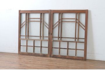 アンティーク建具　大正ロマン　凝ったデザインとレトロな佇まいが目を惹くガラス窓2枚セット(引き戸、ガラス戸)(R-064968)
