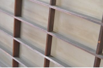アンティーク建具　レトロな空間づくりにおすすめな格子入りの小さなガラス窓4枚セット(引き戸、ガラス戸)(R-064998)