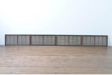 アンティーク建具　レトロな空間づくりにおすすめな格子入りの小さなガラス窓4枚セット(引き戸、ガラス戸)(R-064998)
