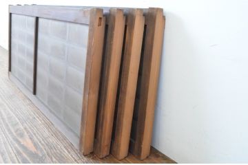 アンティーク建具　レトロな空間づくりにおすすめな格子入りの小さなガラス窓4枚セット(引き戸、ガラス戸)(R-064998)