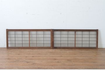 アンティーク建具　レトロな空間づくりにおすすめな格子入りの小さなガラス窓2枚セット(引き戸、ガラス戸)(R-065000)