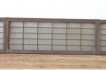 アンティーク建具　レトロな空間づくりにおすすめな格子入りの小さなガラス窓4枚セット(引き戸、ガラス戸)(R-065001)