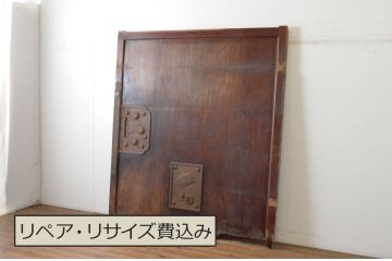 アンティーク建具　激レア!!　希少!!　欅(ケヤキ)材・栗材　猪(イノシシ)の金具が存在感を放つ庄内蔵戸1枚(玄関戸、引き戸)(R-065022)