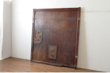 アンティーク建具　激レア!!　希少!!　欅(ケヤキ)材・栗材　猪(イノシシ)の金具が存在感を放つ庄内蔵戸1枚(玄関戸、引き戸)(R-065022)