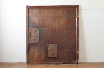 アンティーク建具　激レア!!　希少!!　欅(ケヤキ)材・栗材　猪(イノシシ)の金具が存在感を放つ庄内蔵戸1枚(玄関戸、引き戸)(R-065022)