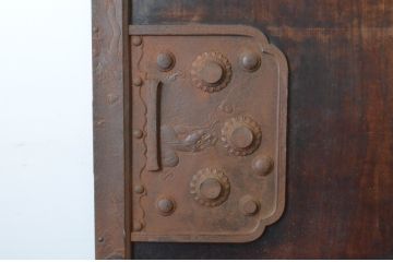 アンティーク建具　激レア!!　希少!!　欅(ケヤキ)材・栗材　猪(イノシシ)の金具が存在感を放つ庄内蔵戸1枚(玄関戸、引き戸)(R-065022)