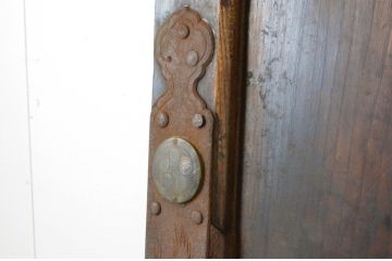 アンティーク建具　激レア!!　希少!!　欅(ケヤキ)材・栗材　猪(イノシシ)の金具が存在感を放つ庄内蔵戸1枚(玄関戸、引き戸)(R-065022)