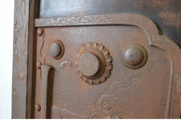 アンティーク建具　激レア!!　希少!!　欅(ケヤキ)材・栗材　猪(イノシシ)の金具が存在感を放つ庄内蔵戸1枚(玄関戸、引き戸)(R-065022)