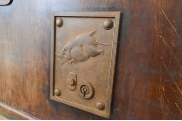アンティーク建具　激レア!!　希少!!　欅(ケヤキ)材・栗材　猪(イノシシ)の金具が存在感を放つ庄内蔵戸1枚(玄関戸、引き戸)(R-065022)