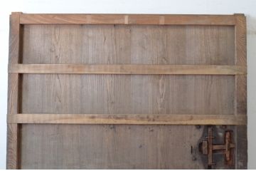 アンティーク建具　激レア!!　希少!!　欅(ケヤキ)材・栗材　猪(イノシシ)の金具が存在感を放つ庄内蔵戸1枚(玄関戸、引き戸)(R-065022)