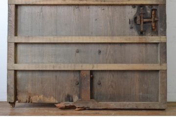 アンティーク建具　激レア!!　希少!!　欅(ケヤキ)材・栗材　猪(イノシシ)の金具が存在感を放つ庄内蔵戸1枚(玄関戸、引き戸)(R-065022)