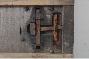 アンティーク建具　激レア!!　希少!!　欅(ケヤキ)材・栗材　猪(イノシシ)の金具が存在感を放つ庄内蔵戸1枚(玄関戸、引き戸)(R-065022)