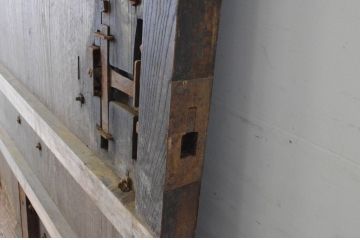 アンティーク建具　激レア!!　希少!!　欅(ケヤキ)材・栗材　猪(イノシシ)の金具が存在感を放つ庄内蔵戸1枚(玄関戸、引き戸)(R-065022)