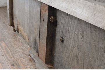 アンティーク建具　激レア!!　希少!!　欅(ケヤキ)材・栗材　猪(イノシシ)の金具が存在感を放つ庄内蔵戸1枚(玄関戸、引き戸)(R-065022)