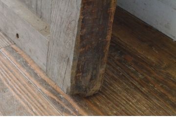 アンティーク建具　激レア!!　希少!!　欅(ケヤキ)材・栗材　猪(イノシシ)の金具が存在感を放つ庄内蔵戸1枚(玄関戸、引き戸)(R-065022)