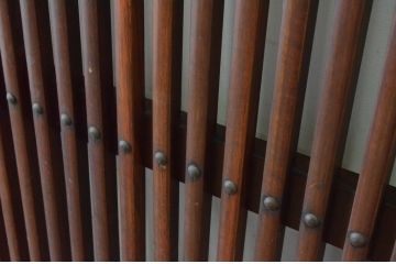 アンティーク建具　上質な和の空間を高める漆塗りのシンプルな格子蔵戸1枚(格子戸、玄関戸、引き戸)(R-065023)