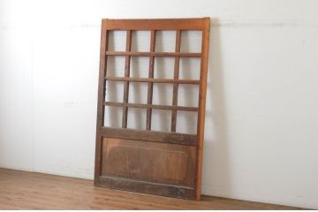 アンティーク建具　欅(ケヤキ)材・ヒノキ材　味わい深い風合いが魅力のマス目格子蔵戸(きつね格子、狐格子、格子戸、玄関戸、引き戸)(R-065024)