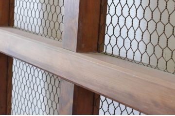 アンティーク建具　欅(ケヤキ)材・ヒノキ材　味わい深い風合いが魅力のマス目格子蔵戸(きつね格子、狐格子、格子戸、玄関戸、引き戸)(R-065024)