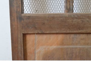 アンティーク建具　欅(ケヤキ)材・ヒノキ材　味わい深い風合いが魅力のマス目格子蔵戸(きつね格子、狐格子、格子戸、玄関戸、引き戸)(R-065024)