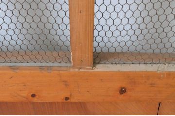 アンティーク建具　欅(ケヤキ)材・ヒノキ材　味わい深い風合いが魅力のマス目格子蔵戸(きつね格子、狐格子、格子戸、玄関戸、引き戸)(R-065024)