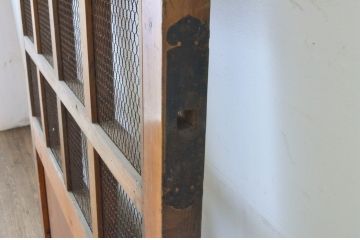アンティーク建具　欅(ケヤキ)材・ヒノキ材　味わい深い風合いが魅力のマス目格子蔵戸(きつね格子、狐格子、格子戸、玄関戸、引き戸)(R-065024)