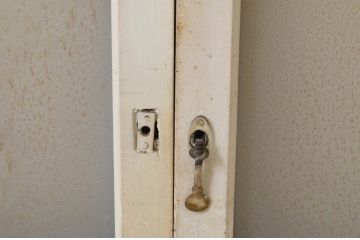  アンティーク建具　ペイント仕上げ限定　結霜ガラス入りのペンキの剥げた横長ガラス窓2枚セット(引き戸、ガラス戸)(R-065047)