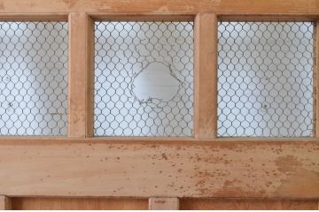 アンティーク建具　ヒノキ材　重厚な雰囲気のマス目格子蔵戸(きつね格子、狐格子、升目格子戸、玄関戸、引き戸)(R-065074)