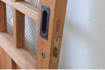 アンティーク建具　ヒノキ材　重厚な雰囲気のマス目格子蔵戸(きつね格子、狐格子、升目格子戸、玄関戸、引き戸)(R-065074)