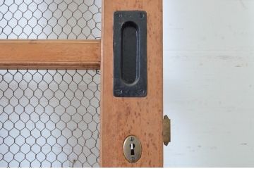 アンティーク建具　ヒノキ材　重厚な雰囲気のマス目格子蔵戸(きつね格子、狐格子、升目格子戸、玄関戸、引き戸)(R-065074)