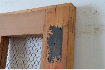 アンティーク建具　ヒノキ材　重厚な雰囲気のマス目格子蔵戸(きつね格子、狐格子、升目格子戸、玄関戸、引き戸)(R-065074)