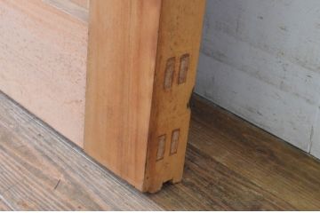 アンティーク建具　ヒノキ材　重厚な雰囲気のマス目格子蔵戸(きつね格子、狐格子、升目格子戸、玄関戸、引き戸)(R-065074)