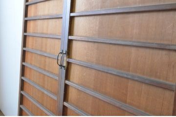 アンティーク建具　昭和初期　上手物!!　美しい柾目が魅力の両開き舞良戸扉一対(2枚セット、まいらど、板戸、ドア)(R-065075)