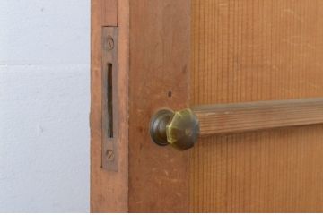 アンティーク建具　昭和初期　上手物!!　美しい柾目　真鍮つまみ付き　舞良戸扉1枚(まいらど、板戸、ドア)(R-065079)