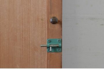 アンティーク建具　昭和初期　上手物!!　美しい柾目　真鍮つまみ付き　舞良戸扉1枚(まいらど、板戸、ドア)(R-065079)