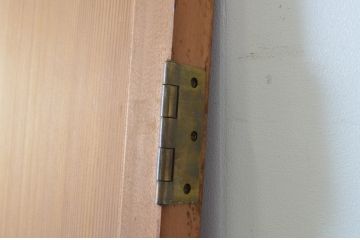  アンティーク建具　上手物!!　美しい柾目　真鍮つまみ付き　板戸扉1枚(舞良戸、帯戸、ドア)(R-065080)