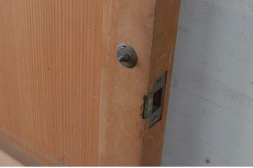  アンティーク建具　上手物!!　美しい柾目　真鍮つまみ付き　板戸扉1枚(舞良戸、帯戸、ドア)(R-065080)