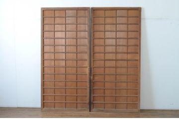 アンティーク建具　背が高い!!　美しい柾目が魅力のマス目格子板戸2枚セット(きつね格子、狐格子、格子戸、板戸、引き戸、升目)(R-065081)