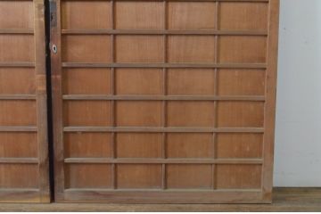 アンティーク建具　背が高い!!　美しい柾目が魅力のマス目格子板戸2枚セット(きつね格子、狐格子、格子戸、板戸、引き戸、升目)(R-065081)