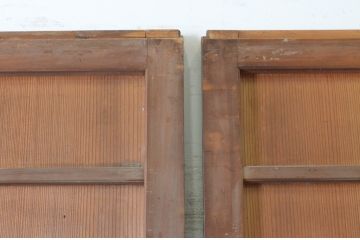 アンティーク建具　背が高い!!　美しい柾目が魅力のマス目格子板戸2枚セット(きつね格子、狐格子、格子戸、板戸、引き戸、升目)(R-065081)