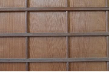 アンティーク建具　背が高い!!　美しい柾目が魅力のマス目格子板戸2枚セット(きつね格子、狐格子、格子戸、板戸、引き戸、升目)(R-065081)