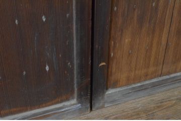 アンティーク建具　背が高い!!　美しい柾目が魅力のマス目格子板戸2枚セット(きつね格子、狐格子、格子戸、板戸、引き戸、升目)(R-065081)