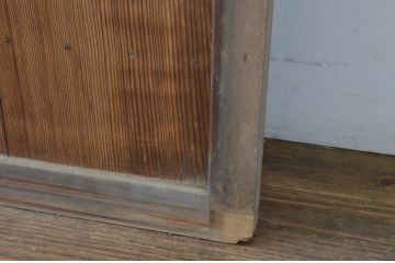 アンティーク建具　背が高い!!　美しい柾目が魅力のマス目格子板戸2枚セット(きつね格子、狐格子、格子戸、板戸、引き戸、升目)(R-065081)