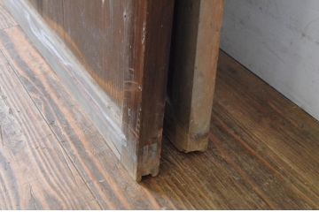 アンティーク建具　背が高い!!　美しい柾目が魅力のマス目格子板戸2枚セット(きつね格子、狐格子、格子戸、板戸、引き戸、升目)(R-065081)
