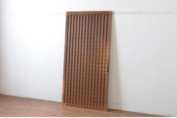 アンティーク建具　上手物!　美しい柾目が魅力のマス目格子板戸1枚(きつね格子、狐格子、格子戸、板戸、引き戸、升目)(R-065082)