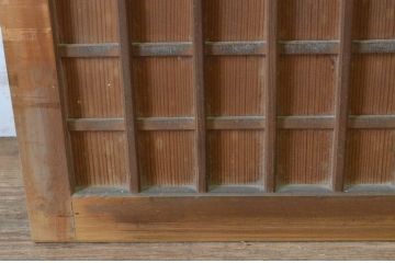 アンティーク建具　上手物!　美しい柾目が魅力のマス目格子板戸1枚(きつね格子、狐格子、格子戸、板戸、引き戸、升目)(R-065082)