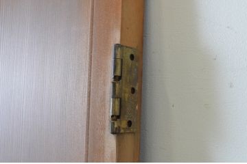 アンティーク建具　上手物!!　美しい柾目　真鍮ノブ付き　舞良戸扉1枚(まいらど、板戸、ドア)(R-065083)