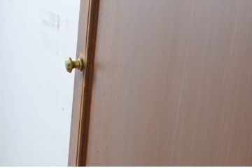 アンティーク建具　上手物!!　美しい柾目　真鍮ノブ付き　舞良戸扉1枚(まいらど、板戸、ドア)(R-065083)